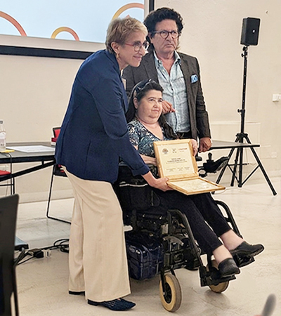 Foto: Rita Ghedini premia il Presiedente e la Vice di Virtual Coop